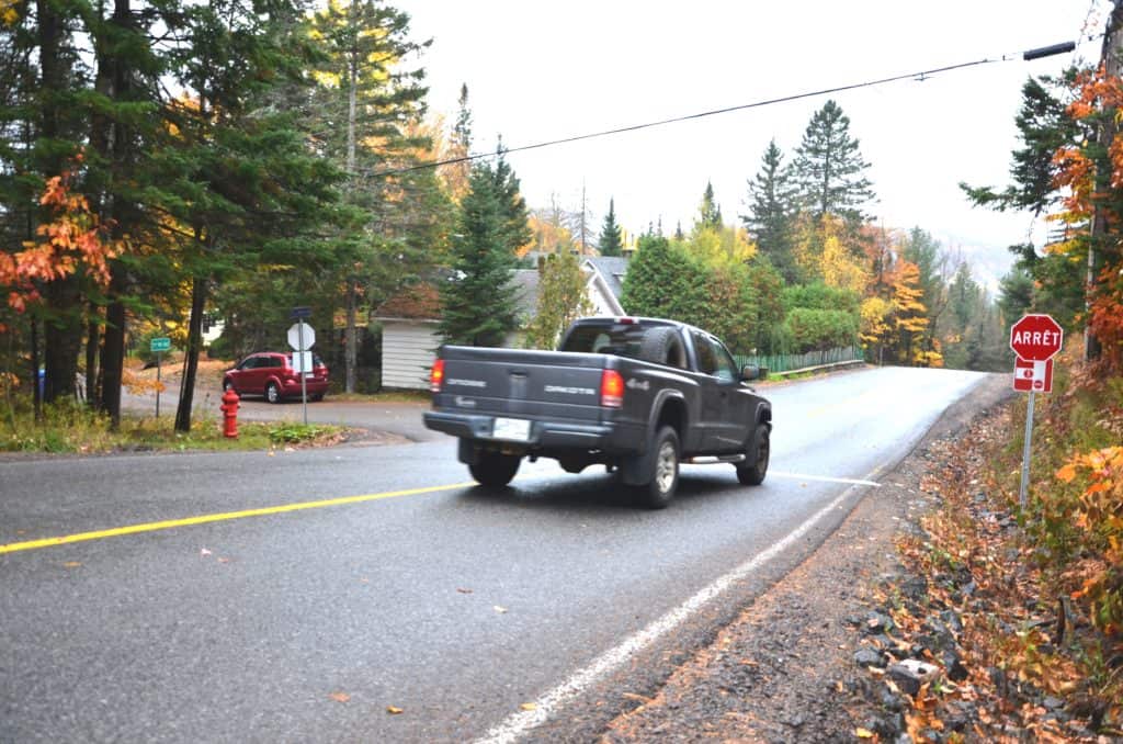 Un nouveau panneau d’arrêt fait des mécontents à Val-Morin