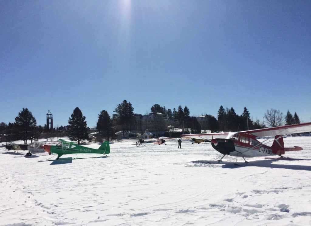 Les passants ont pu jeter un coup d’œil à l’intérieur du cockpit des monomoteurs, Cessna et Piper Super Cub, tous, des deux places. - Photo Information du Nord - René-Pierre Beaudry