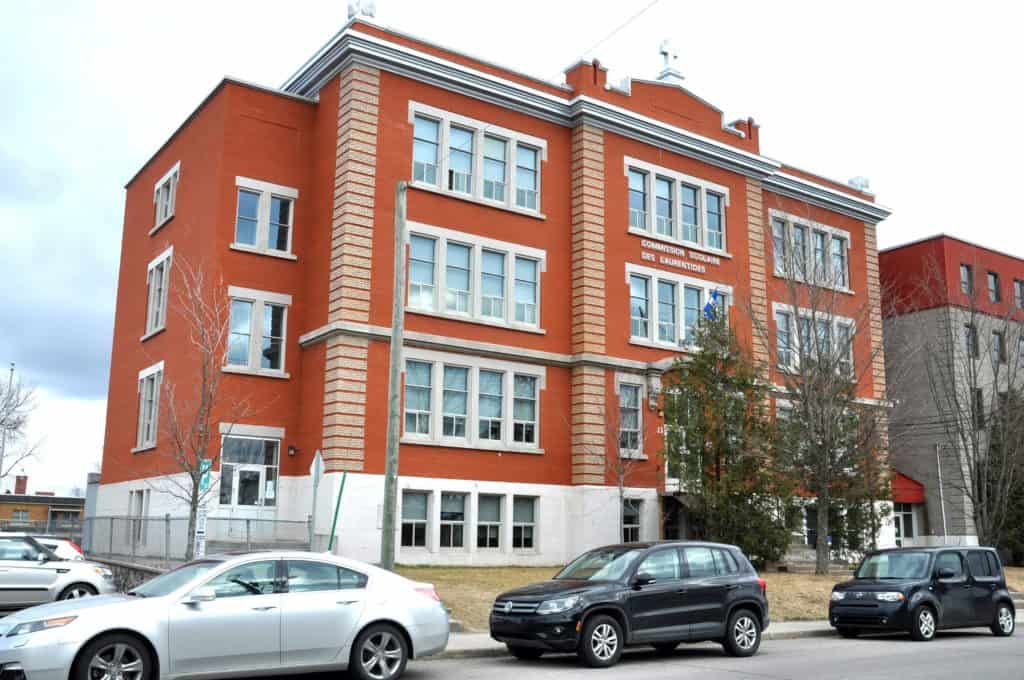 COVID-19: le ministère de la Santé publie une liste des écoles infectées