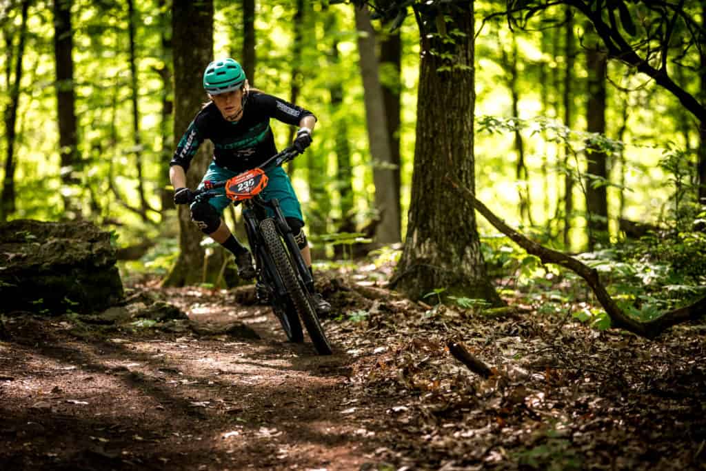 Kayla Morin-Blanchette brille en vélo de montagne