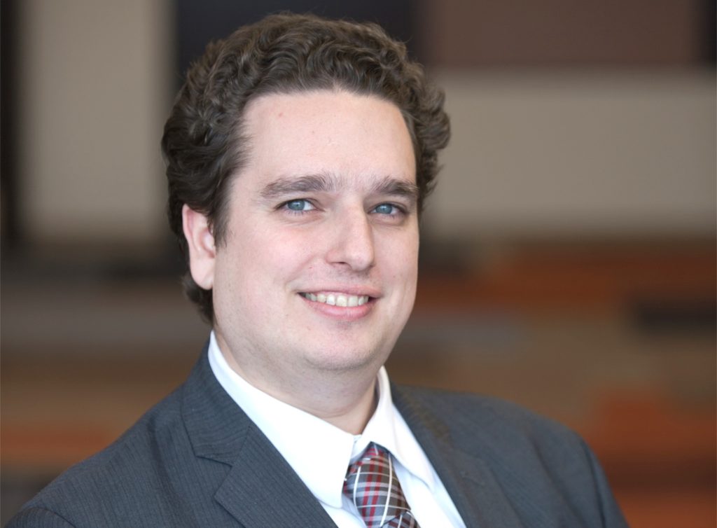 David Graham promet plus d’emplois aux étudiants