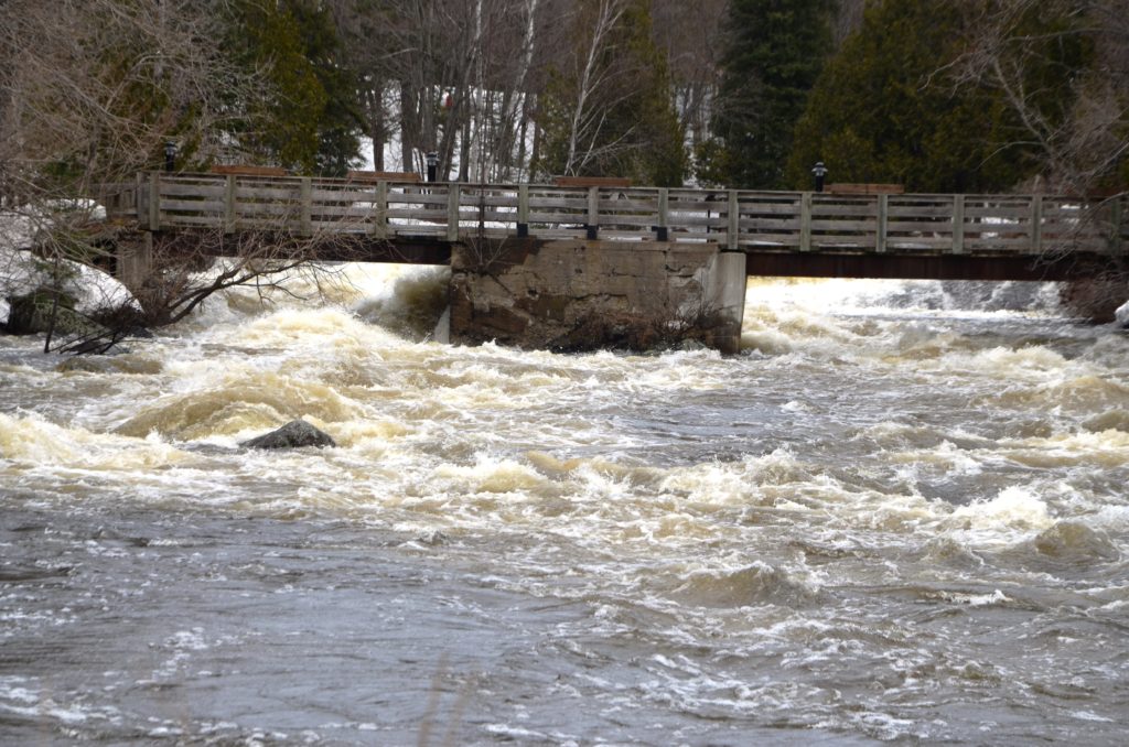 Les débordements réguliers de la rivière du Nord ont mené à une interdiction draconienne de construction et rénovation dans certaines zones de Val-Morin, Val-David, Sainte-Agathe et Sainte-Lucie. - Photo L’information du Nord – Archives