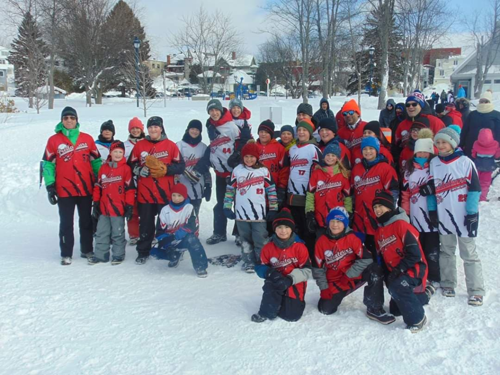 Le baseball sur neige est de retour sur le lac des Sables