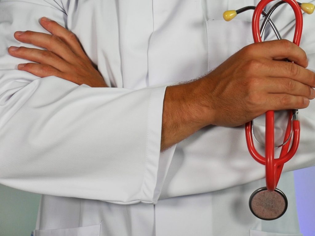 Des médecins transformés en infirmiers, des infirmiers en préposés