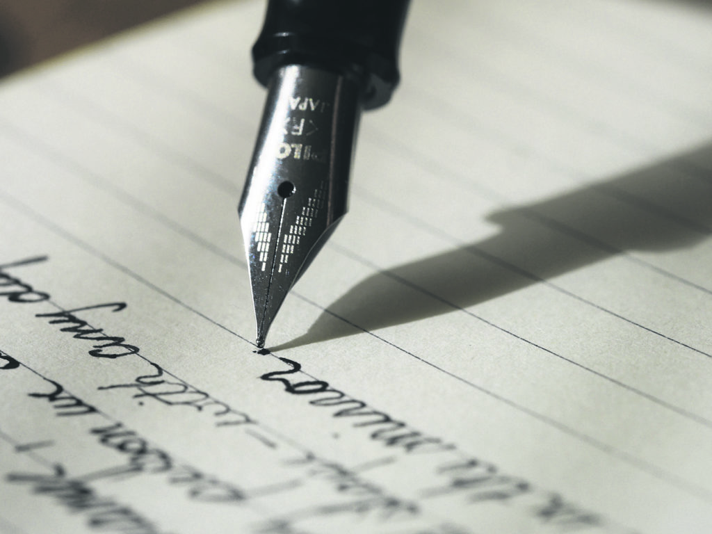Pieds nus dans l’aube, une plume et la page blanche