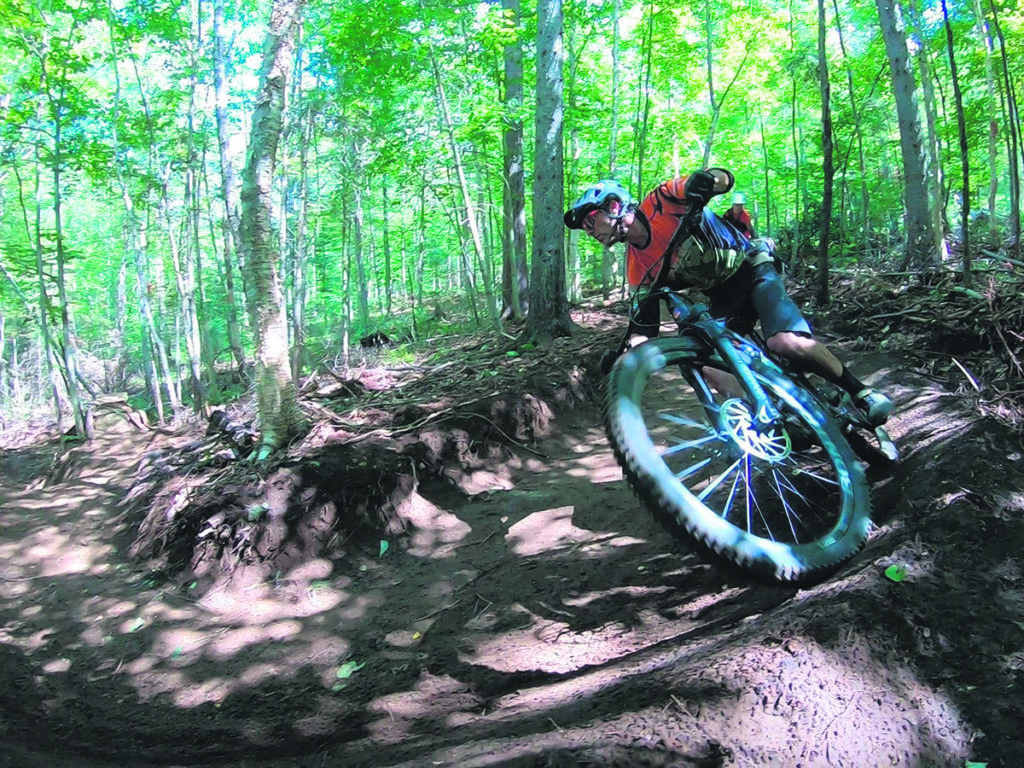Belle Neige se lance dans le vélo de montagne
