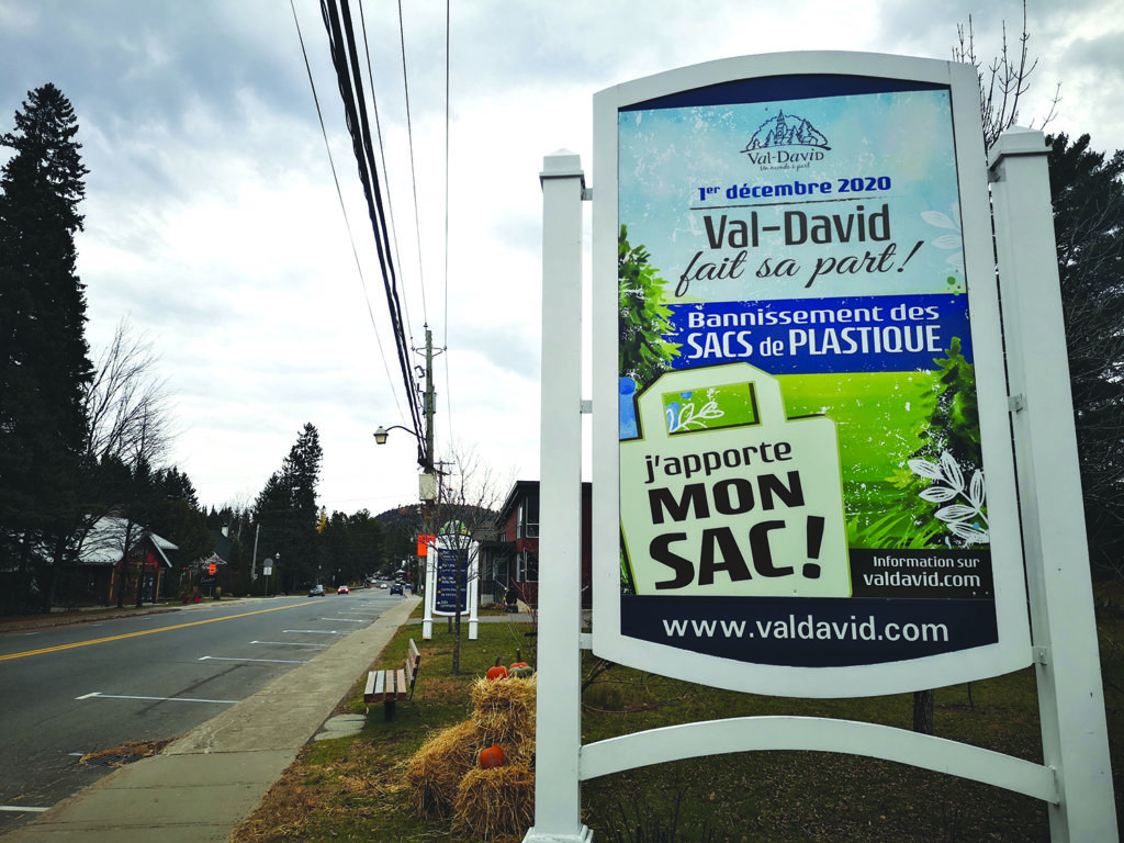 À compter du 1er décembre 2020, les sacs de plastique seront bannis à Val-David. Selon Recyc-Québec, « ne pas utiliser de sac demeure la meilleure option en tout temps ». (Photo L’info du Nord – Marilou Séguin)