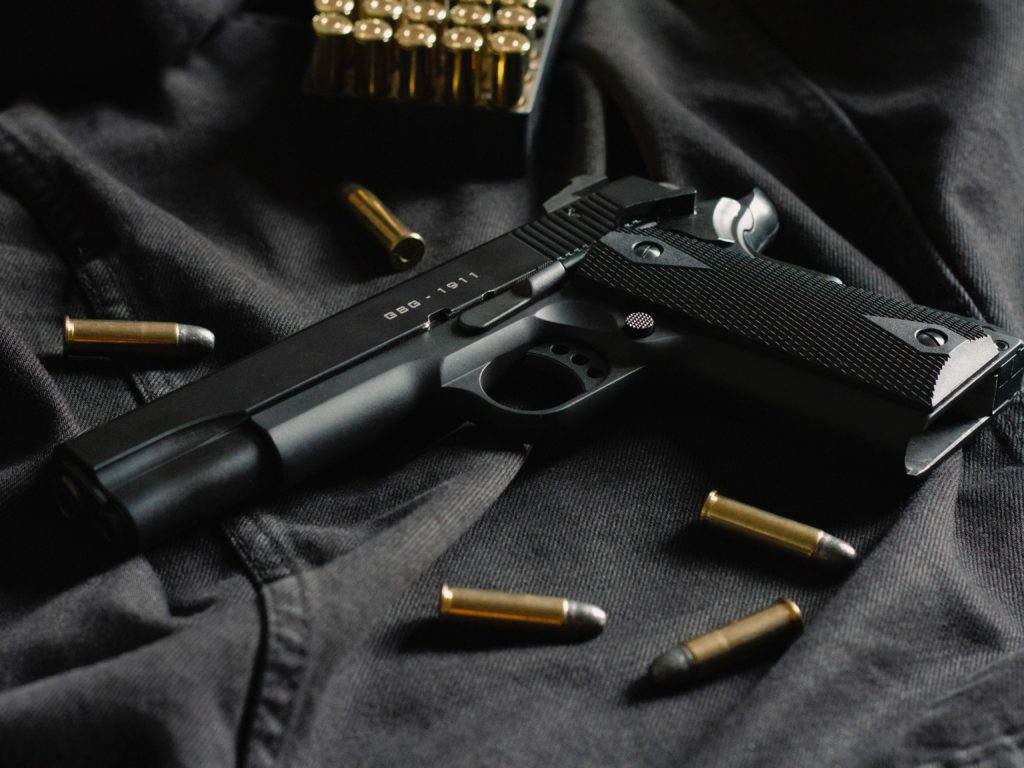 Il tente de prendre le fusil d’un policier
