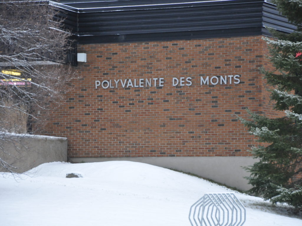 Par mesure préventive, 150 élèves de la Polyvalente des Monts de Ste-Agathe ont été mis en isolement, à la suite d'une éclosion entre les murs de l'école secondaire. Photo L'info du Nord - Maxime Coursol