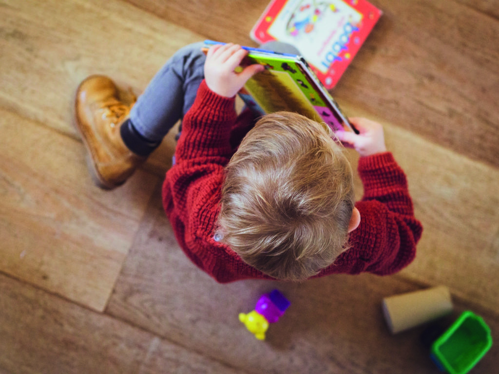 Offrir un livre neuf à un enfant en milieu défavorisé