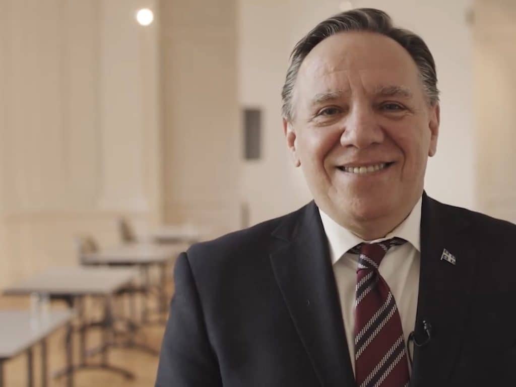 Le premier ministre François Legault a pris le temps d’envoyer des remerciements en vidéo à La deMOIs’aile et à un de ses jeunes blogueuses. (Photo capture d’écran)