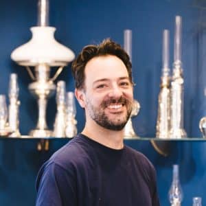 Antoine Chaudron dans la boutique actuelle. (Photo gracieuseté – Atelier Bernard Chaudron)