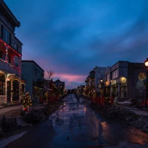 La rue Saint-Vincent décorée, au coucher du soleil. (Photo gracieuseté)