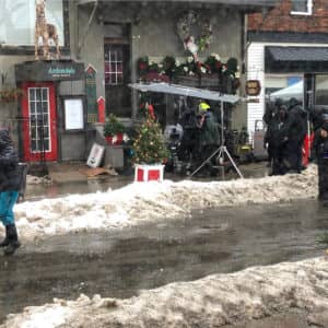 L’équipe de tournage en travail sur la rue Saint-Vincent. (Photo gracieuseté)