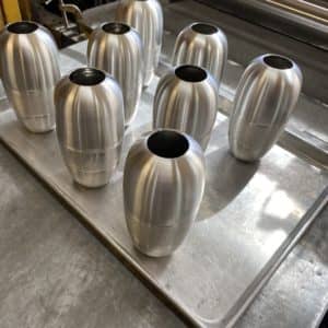 Une série de vases dont la fabrication est presque terminée. (Photo L’info du Nord – Sarah St-Denis)