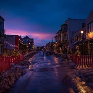La rue Saint-Vincent décorée, au coucher du soleil. (Photo gracieuseté)