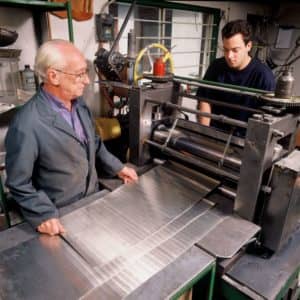Le père et le fils travaillant des feuilles d’étain. (Photo gracieuseté – Atelier Bernard Chaudron)