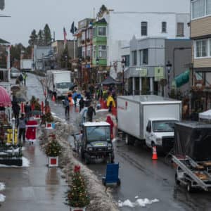 L’équipe de tournage en travail sur la rue Saint-Vincent. (Photo gracieuseté)