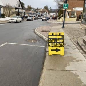 Un panneau avait été installé pour orienter les figurants. (Photo L’info du Nord – Sarah St-Denis)