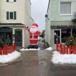 Un père Noël gonflable faisait partie du décor. (Photo L’info du Nord – Sarah St-Denis)