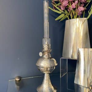Le modèle de lampe à l’huile créé par Bernard, disponible à la boutique. (Photo L’info du Nord – Sarah St-Denis)