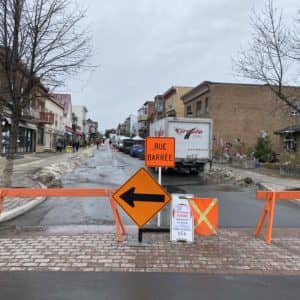 Des barrières avaient été installées à l’entrée de la rue. (Photo L’info du Nord – Sarah St-Denis)