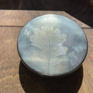 Une feuille naturelle a été utilisée pour créer cette impression. (Photo L’info du Nord – Sarah St-Denis)