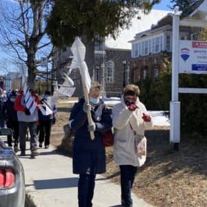 Le ruban blanc était de mise pour soutenir la cause. (Photo L’info du Nord – Sarah St-Denis)