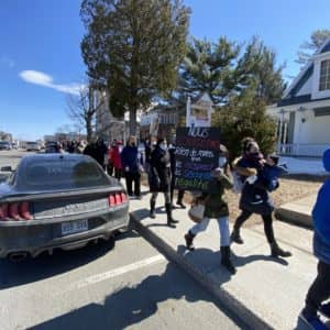 Les marcheurs, qui ont traversé le centre-ville de Sainte-Agathe, ont brandi des pancartes variées. (Photo L’info du Nord – Sarah St-Denis)