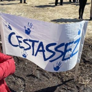 « C'est assez! », le message qu'ont scandé les marcheurs. (Photo L’info du Nord – Sarah St-Denis)