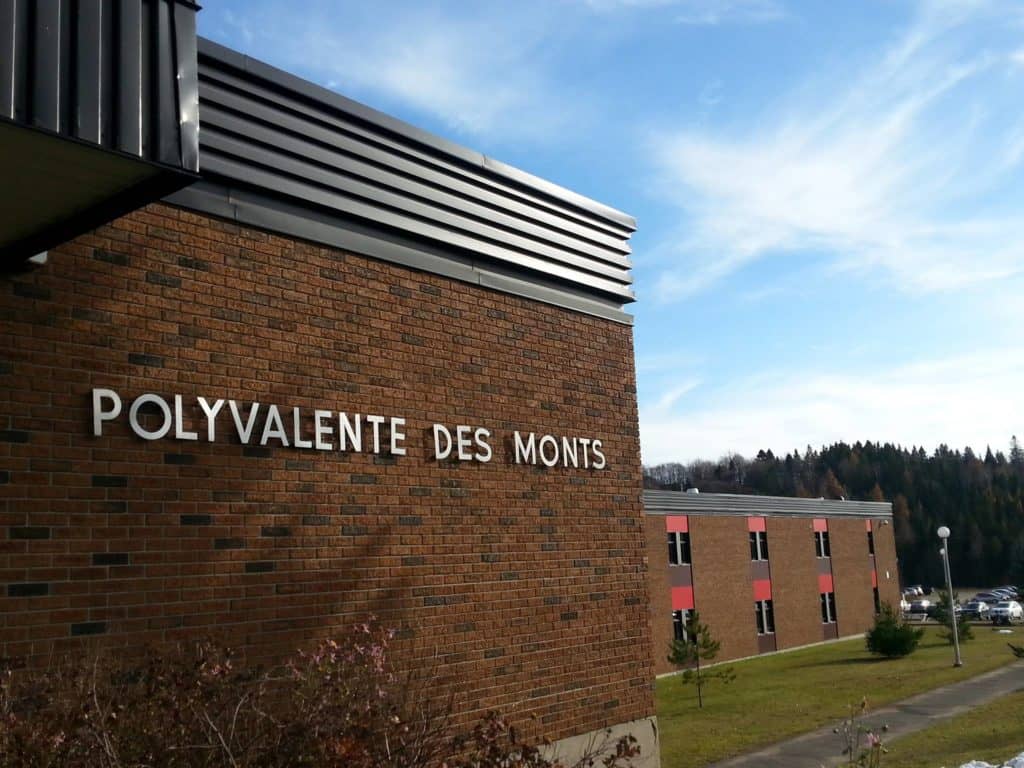 Un ancien élève arrêté à la Polyvalente des Monts sur le terrain de l’école