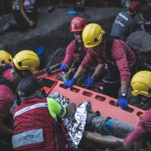 Une vingtaine de spécialistes en secourisme étaient présents à la simulation très réaliste. (Photos gracieuseté - Yan Kaczynski)