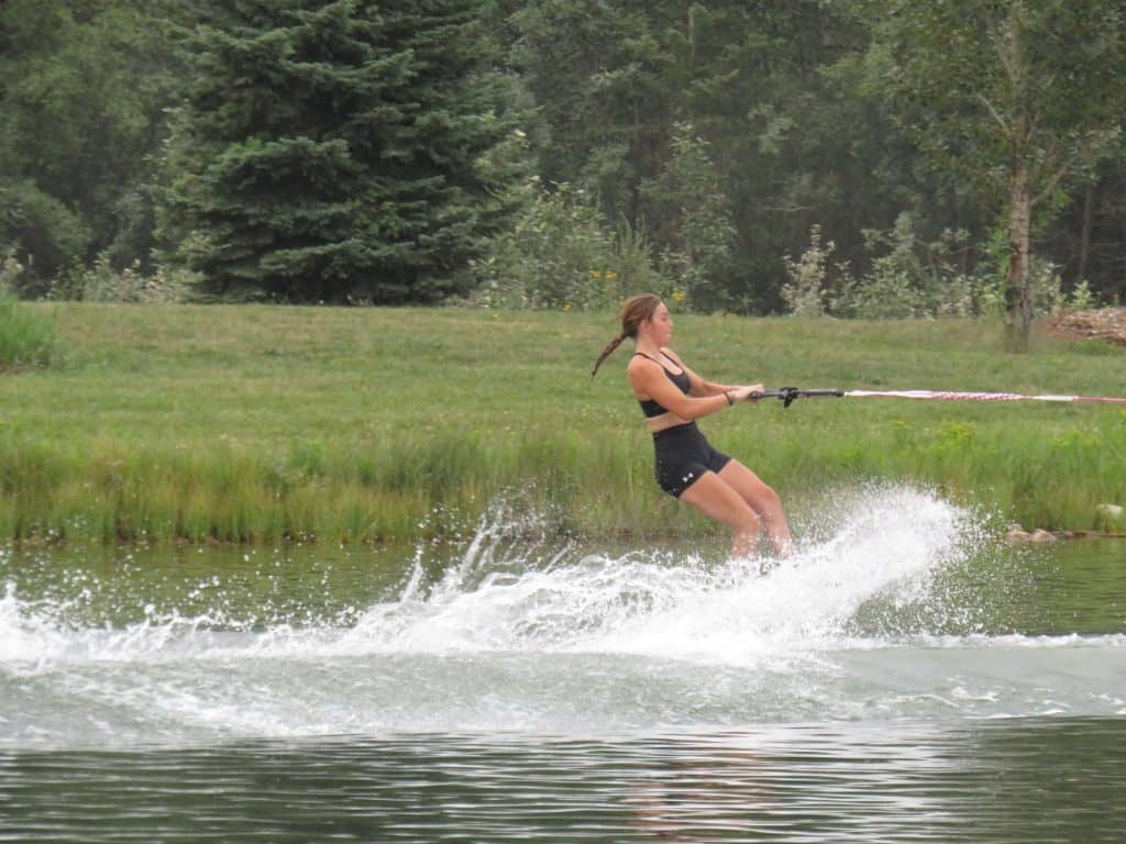Nellie Allard se démarque au Championnat mondial de ski nautique junior