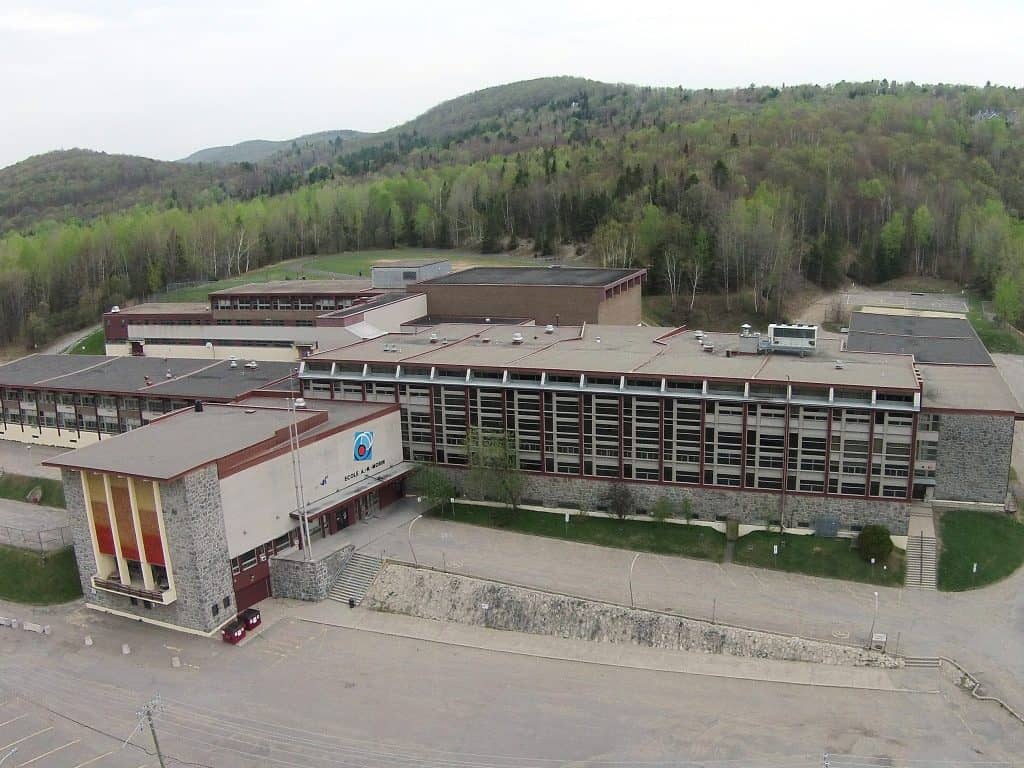 Une élève soulevée du sol par une toile de projection à l’école Augustin-Norbert-Morin