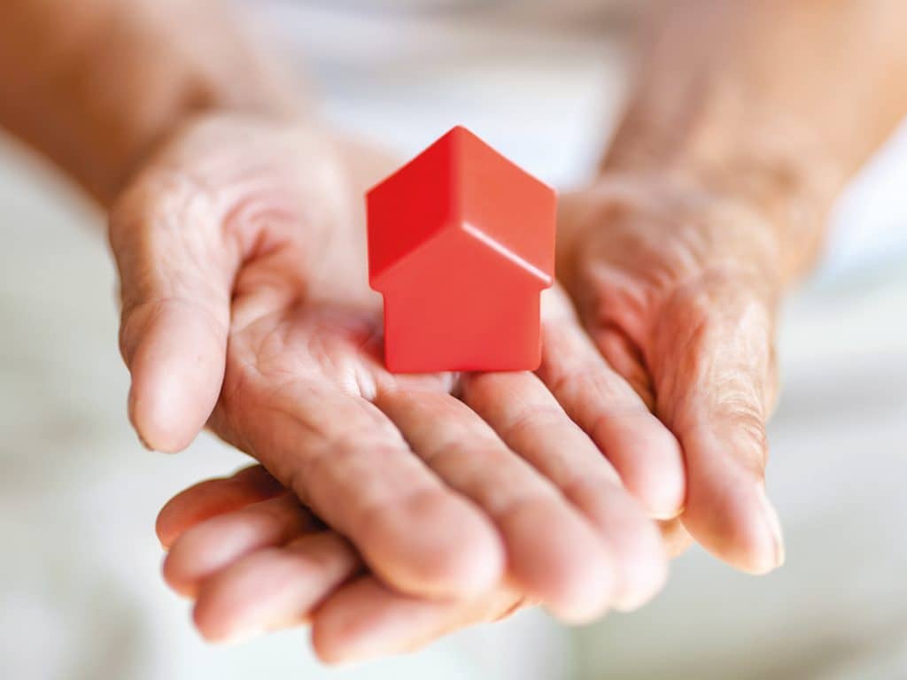 Devriez-vous vendre votre maison avant ou après votre déménagement en résidence?