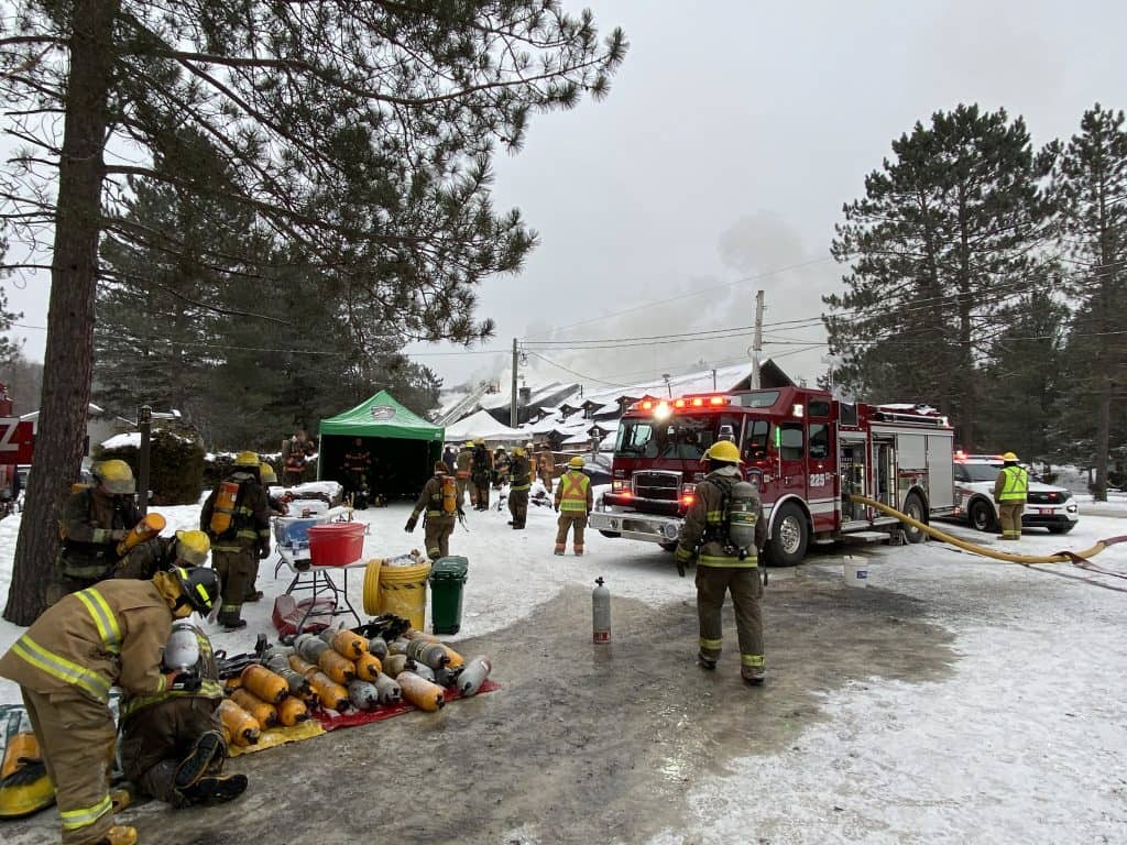 Incendie en cours à l’Auberge du Vieux Foyer à Val-David