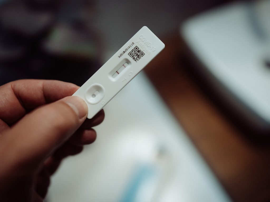 Distribution de tests rapides gratuits aux PME