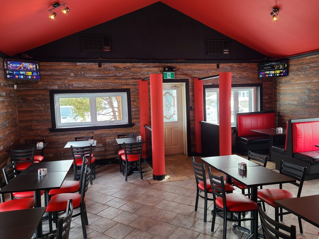 Le restaurant grec Niko’s à Val-David, peut désormais accueillir plus de 75 clients (Photo gracieuseté)