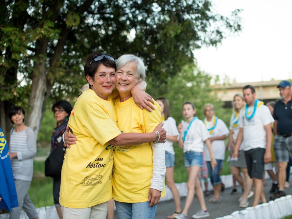 Le Tour de l’espoir, premier tour du Relais, rend hommage aux participants d’espoir. Au coucher du soleil, des luminaires éclairent la piste en mémoire des êtres chers emportés par le cancer. (Photo Archives)