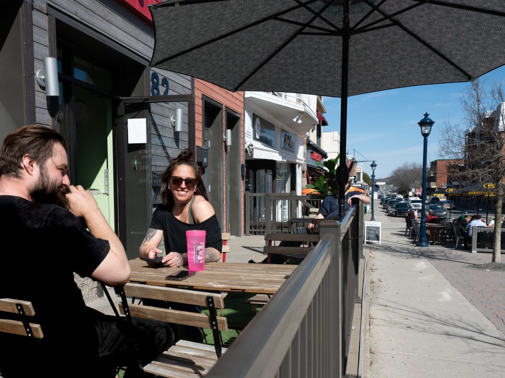 Les restaurateurs vivent le même problème que plusieurs autres entrepreneurs; la pénurie de main-d’oeuvre. Ils doivent s’adapter à la clientèle, qui sera certainement au rendez-vous dans les prochaines semaines. ( Photo André Chevrier)
