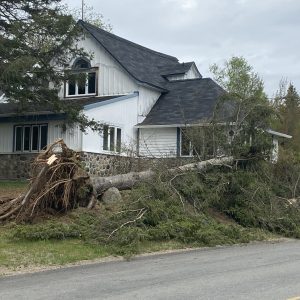 Au village de Val-David, les gens se sont tenus aussi pour traverser le post-tempête. ( Photo:L’info du Nord-Martin Dumont)