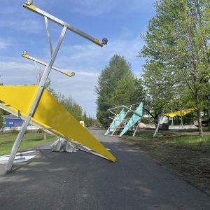 Sur la piste du Parc linéaire à Val-David, des kiostques du marché public sont partis au vent. (Photo: L’infi du Nord-Marilou Séguin)