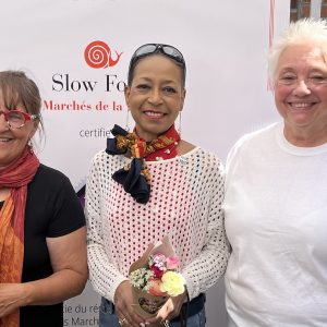 La mairesse de Val-David, Dominique Forget, la ministre et députée des Laurentides Nadine Gireault ainsi que Diane Séguin, fondatrice du Marché d’été de Val-David. (Photo L’info du Nord-Laureen Peers)