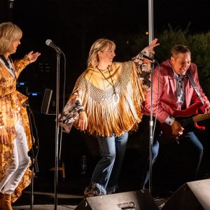 Des artisites locaux ont offert des prestations pour animer la soirée ( Photo: André Chevrier )