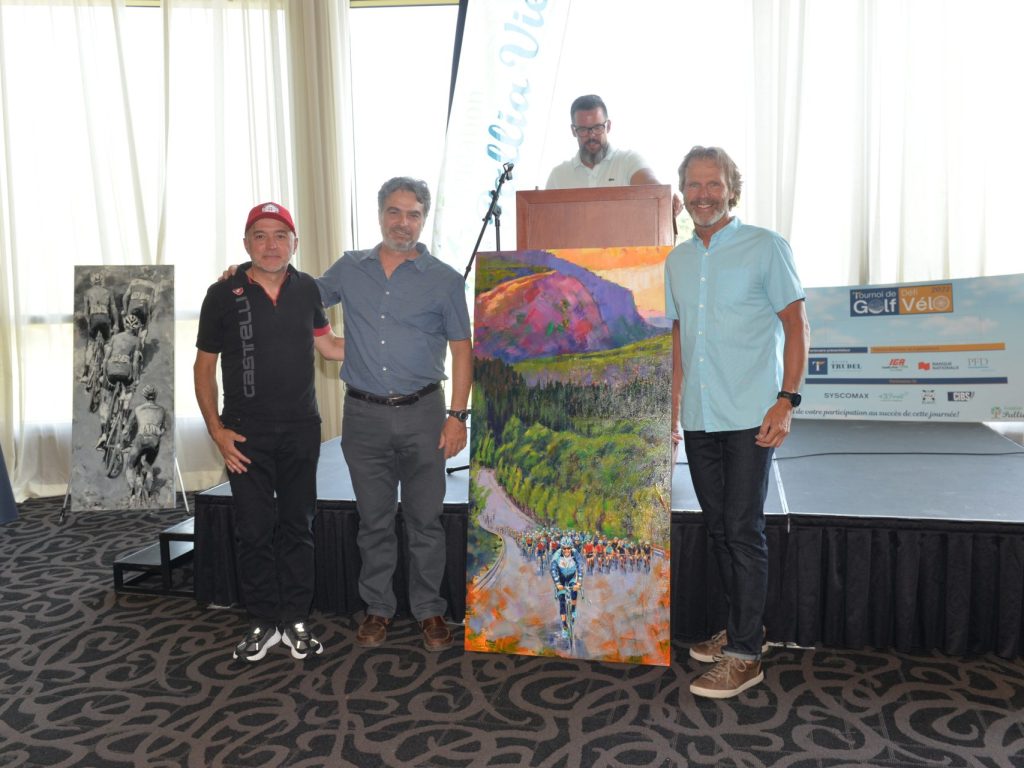 Micheal Cegelski du groupe Kouraje, Yves ( BODO ) Thibodeau et Pierre Lavoie lors de l’encan. (Photo : gracieuseté)