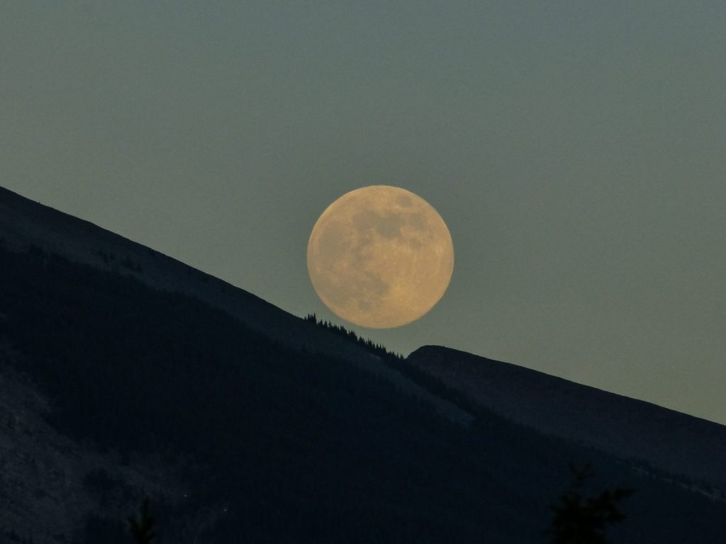 Une pleine Lune durant la pluie d’étoiles filantes