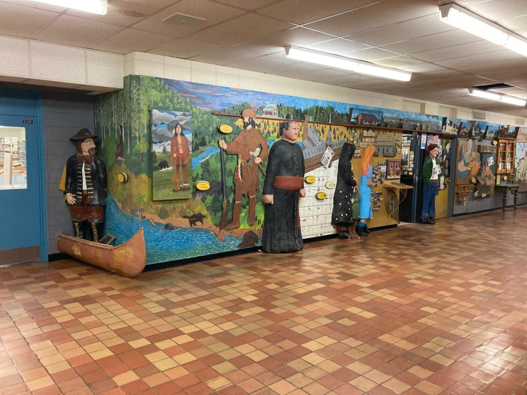 Retraçant l’histoire de la région, l’œuvre d’art était devenue une source de fierté pour les élèves et enseignants qui ont fréquenté la Polyvalente des Monts au cours des années. (Photo gracieuseté)