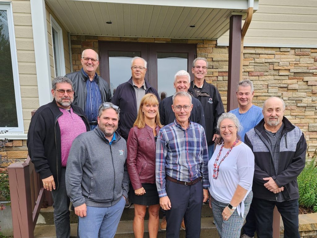 Sur la photo: Frédéric Broué, président, Marlène Perrier, directrice générale par intérim, Marc Forget. Les administrateurs Vicki Emard et Guy Gauthier, Joël Charbonneau, Jean-Guy Galipeau, Denis Lacasse, Marc L’Heureux, Michel Chouinard et Sylvain Gélinas. Absents sur la photo: Jacques Allard, Yves Bélanger, Audrey Charron-Brosseau, Francis Corbeil, Francine Létourneau, Steven Larose et Steve Perreault. (Photo - CER)