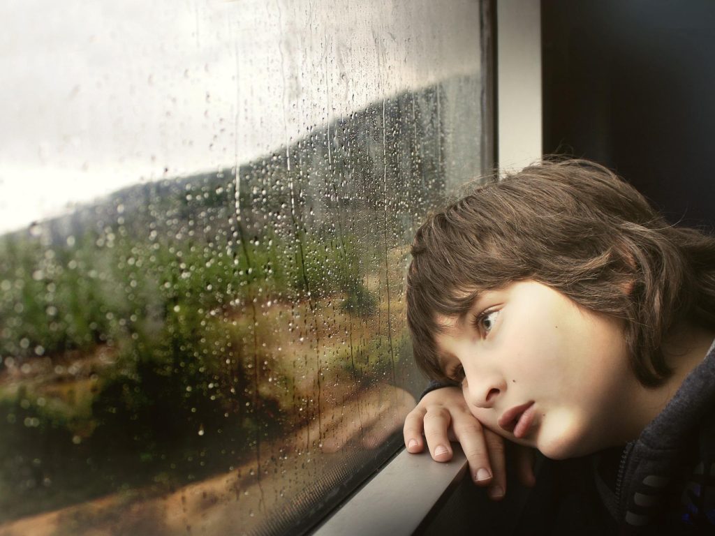 Mieux comprendre les conséquences de conditions de vie difficiles chez les enfants