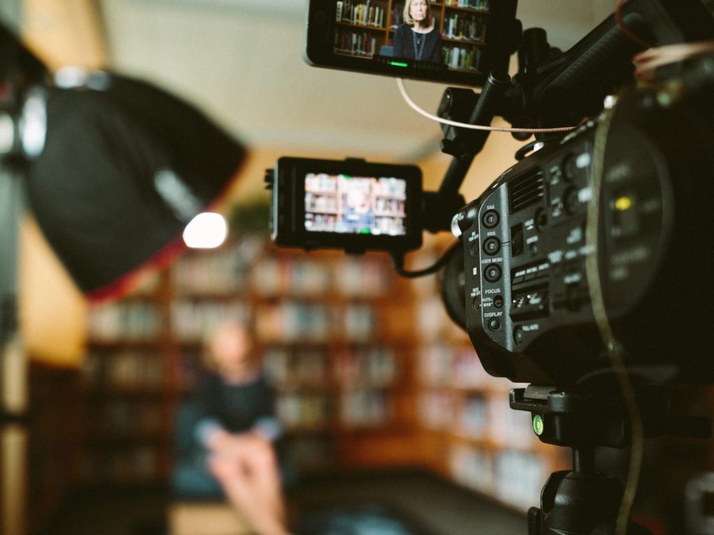 Une équipe de production québécoise est présentement en cours de tournage dans les Laurentides (photo-unsplash )